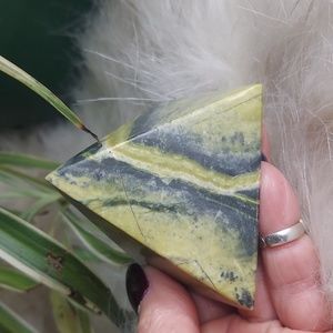 ***** Healing Green Serpentine Crystal Pyramid Heart Healing Energy
